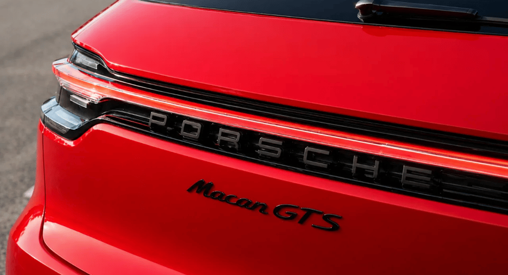 Traseira do Porsche Macan GTS vermelho com design limpo e acabamento brilhante moderno
