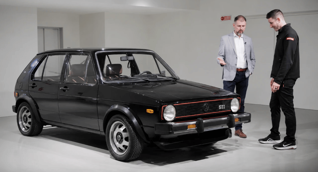 Primeiro Golf GTI de cinco portas em exposição com visual clássico e acabamento original