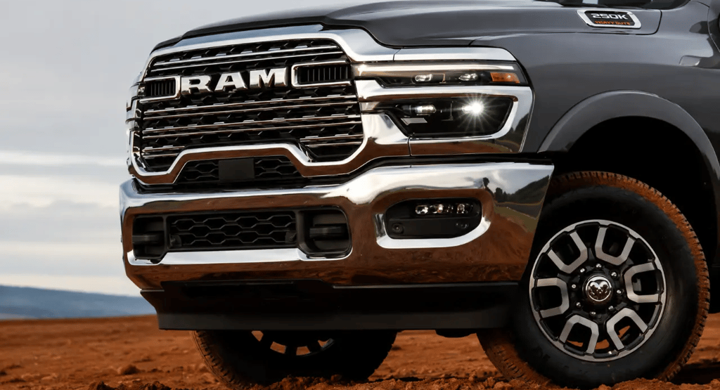 Detalhe frontal da Ram 2500 com motor Cummins em cenário off-road