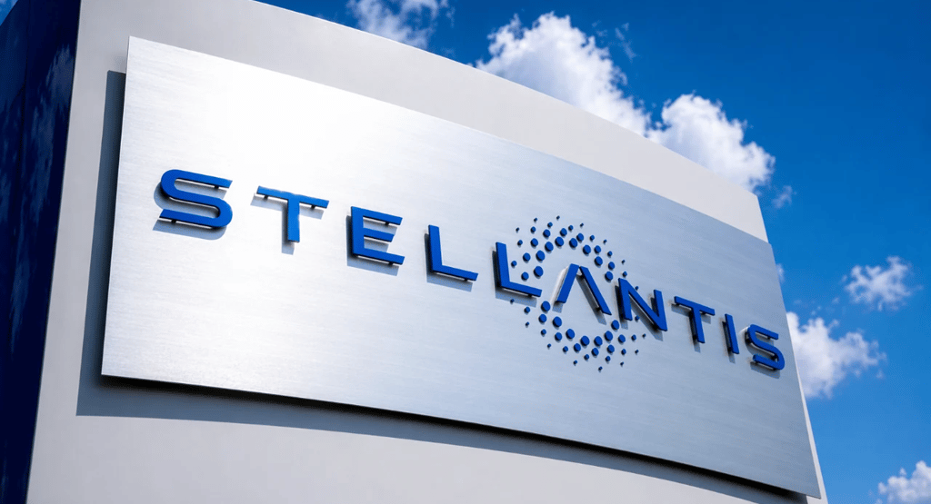 Logo da Stellantis em fachada moderna representando crescimento de vendas de 12%