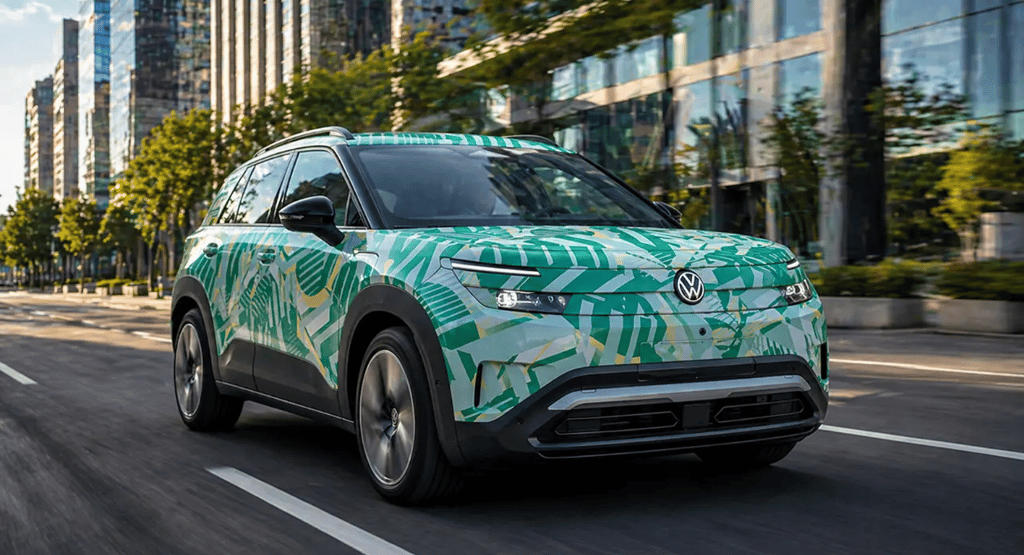 Volkswagen ID Cross camuflado em ambiente urbano moderno em movimento