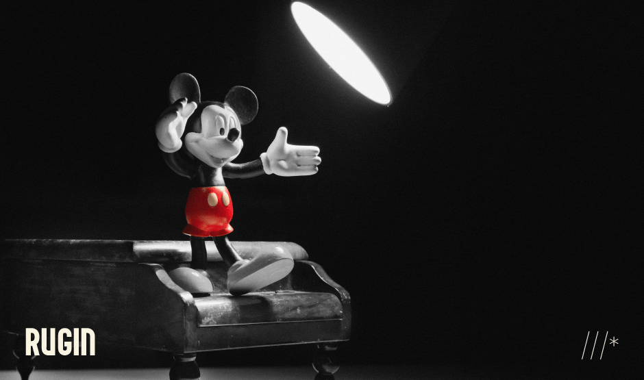 boneco do mickey mouse em highlight em cima de um degrau