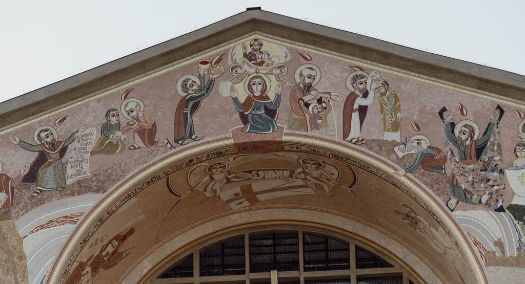 Nada nas igrejas antigas foi colocado por acaso. Altura, forma e imagens sempre conversaram com o cé