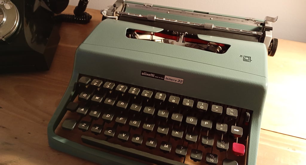 Vintage Olivetti Lettera 32 Typewriter
