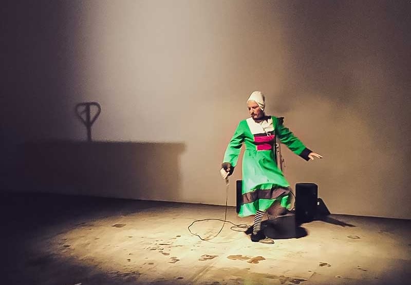 Adrien Solis danse déguisé en Bécassine | Permission refusée | David Noir | Photo Philippe Savoir