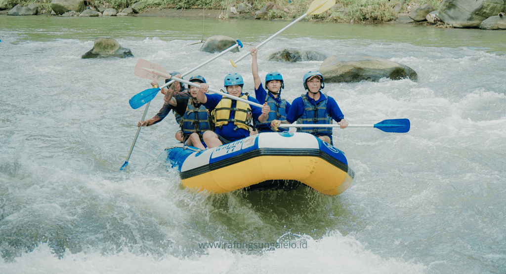 Peserta menikmati serunya rafting di Sungai Elo Magelang dengan pemandangan alam yang hijau