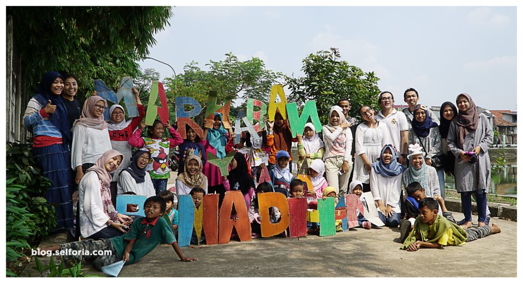 Para voulenteer Sekolah Bersama berpose bersama anak didiknya
