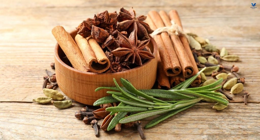 Ground cinnamon with herbs illustrating its antioxidant, antibacterial, and health-promoting propert