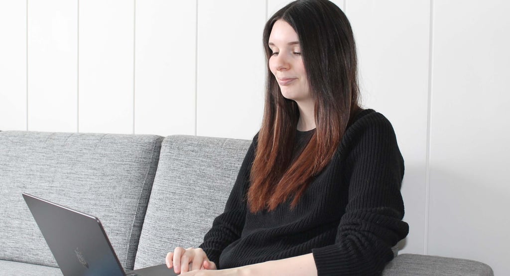 Saskia Pircer arbeitet als Virtuelle Assistentin am Laptop – selbstständig und ortsunabhängig
