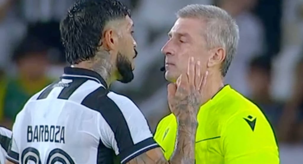 Barboza reclama com Daronco arbitro da partida 