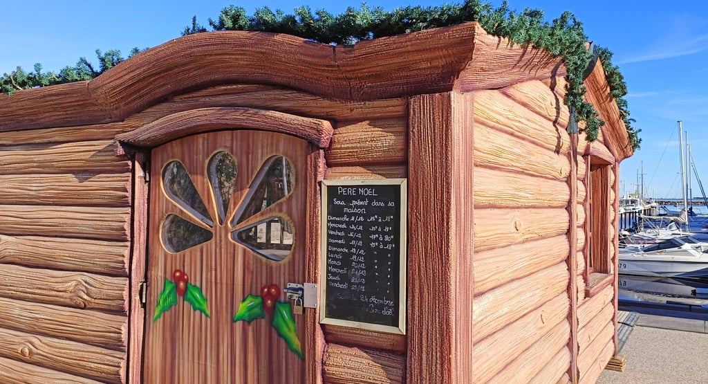 Santas Chalet on Marseillan Port