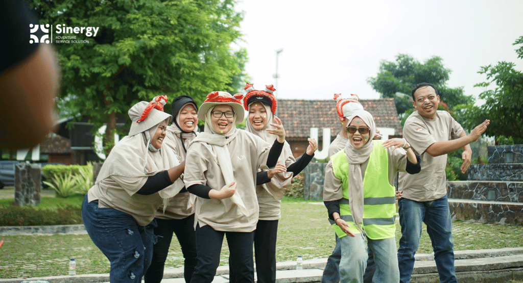 kekompakan peserta outbound jogja menjadikan suasana yang bahagia