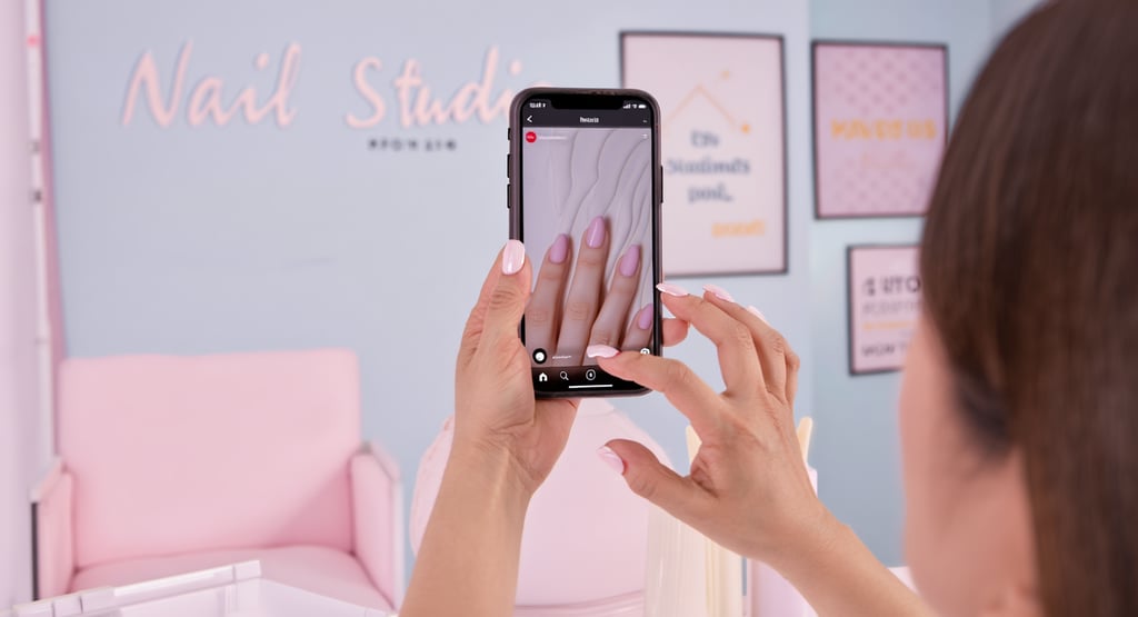 estetista che cerca di stare al passo con il marketing digitale mettendo storie su Instagram 