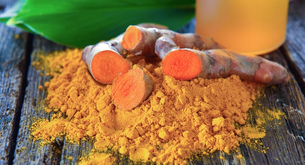 Raices y polvo de cúrcuma