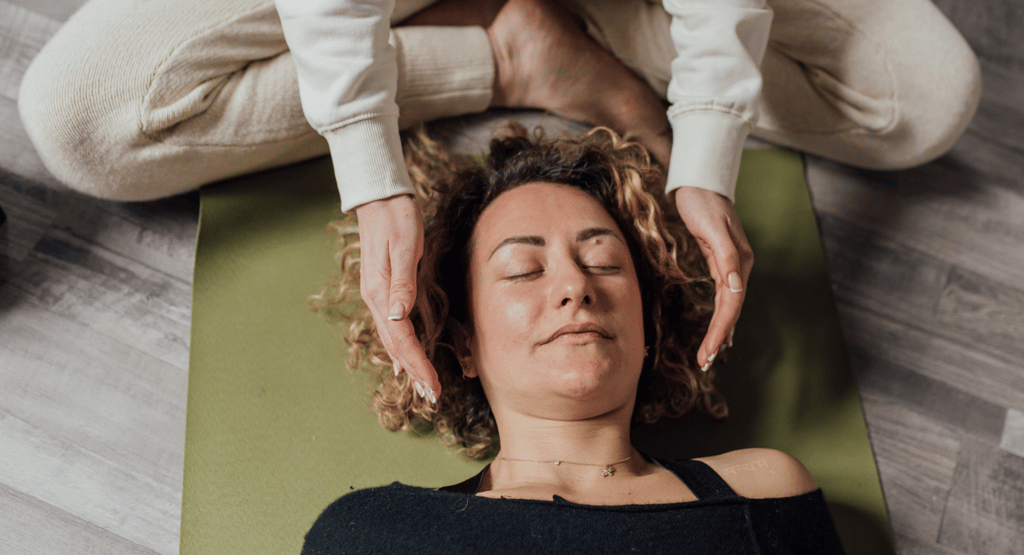 trattamento biointegrato, arianna curcio bpf, a woman is doing a yoga pose on a yoga mat