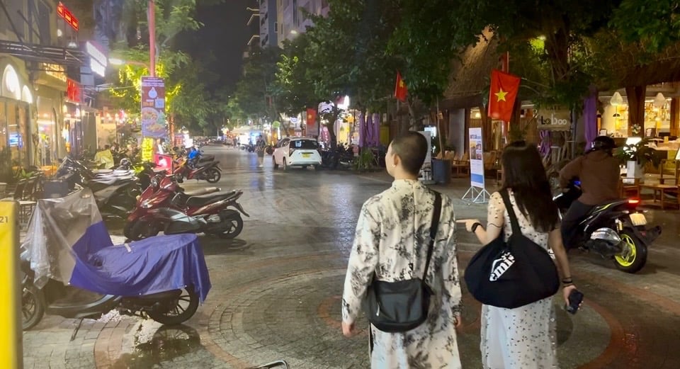 Evening street scene in An Thuong, Da Nang, near My Khe Beach