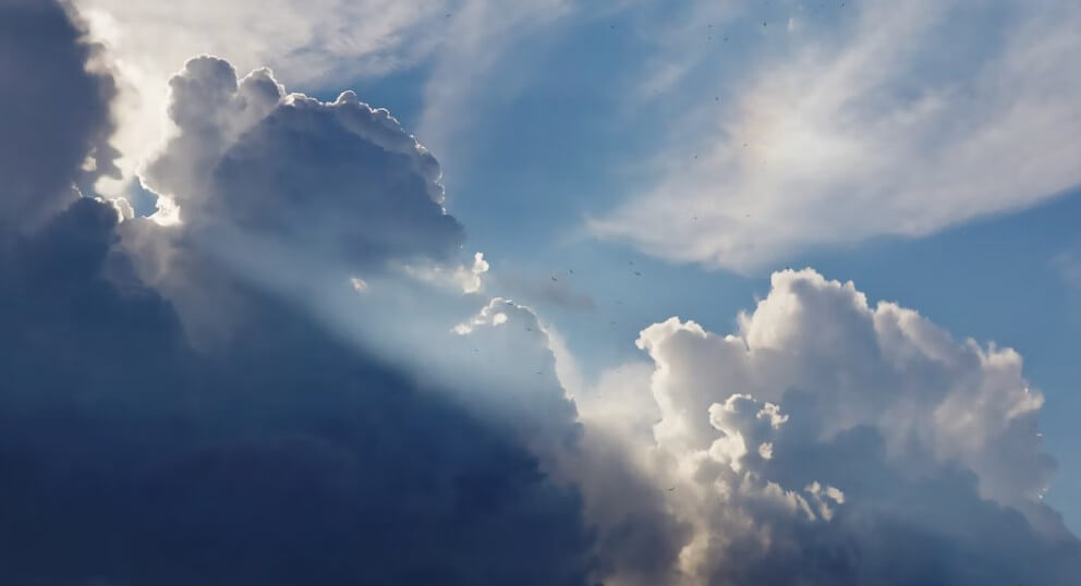 Himmel mit Gewitterwolken und Sonnenstrahl
