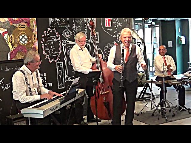 Musiciens jouant du jazz swing dans un bar à Paris