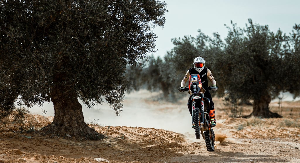 action shot moto rally oliviers sur piste gravier