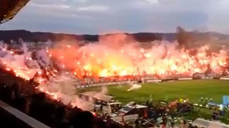 Ultras von PAOK Thessaloniki in der Kurve des Toumba-Stadion – leidenschaftliche Fans mit Fahnen, Gesängen 