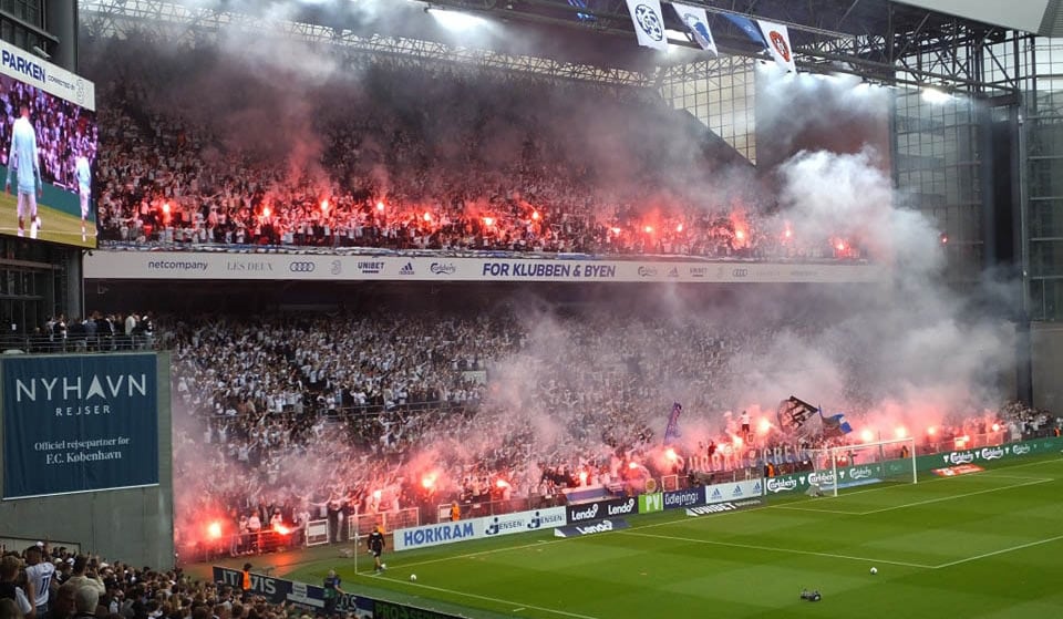 FC Kopenhagen Fans im Parken Stadion während Heimspiel – große Menschenmenge mit blau-weißen Fahnen, Choreografie, Schals und