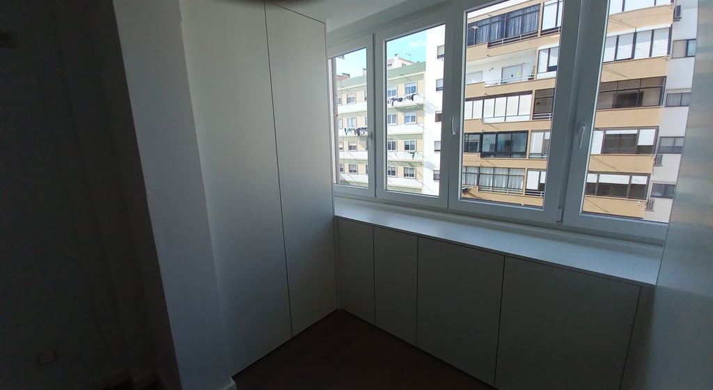 Roupeiros em Marquise,, Roupeiro com banco janela, Carpintaria em Oeiras