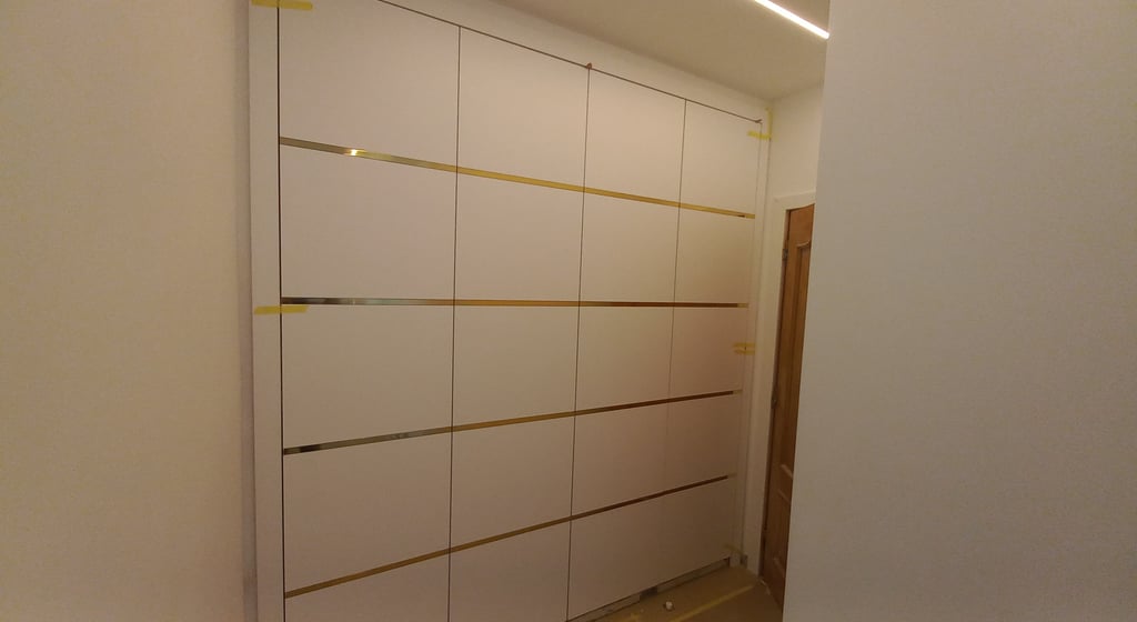 Roupeiro com Dourados, Roupeiro portas de abrir Lacadas,  Roupeiros Sassoeiros