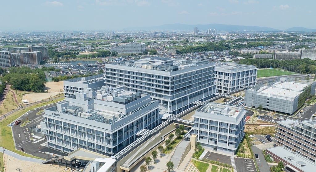 近畿大学おおさかメディカルキャンパスの全景。泉ケ丘駅周辺に建つ校舎と病院施設の外観｜堺市のニュースならサカイタイムズ