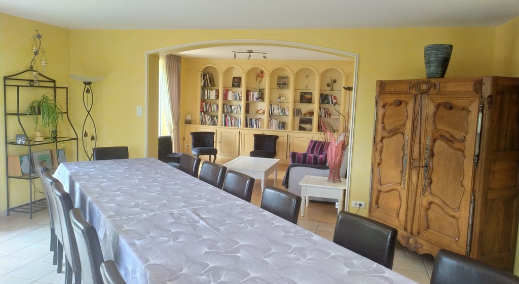 Table de salle à manger avec chaises et vue sur la bibliothèque