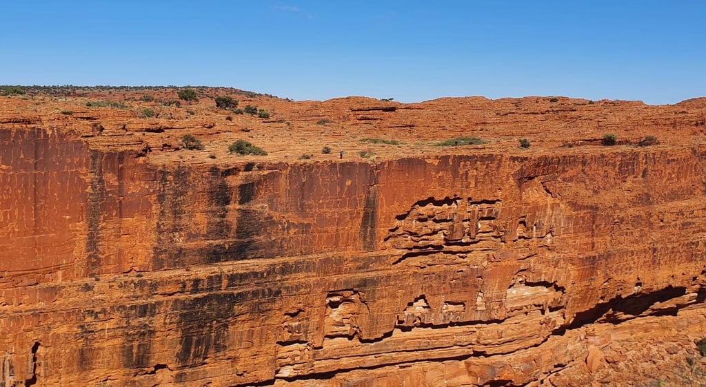 Pared vertical en la caminata por kings canyon, australia