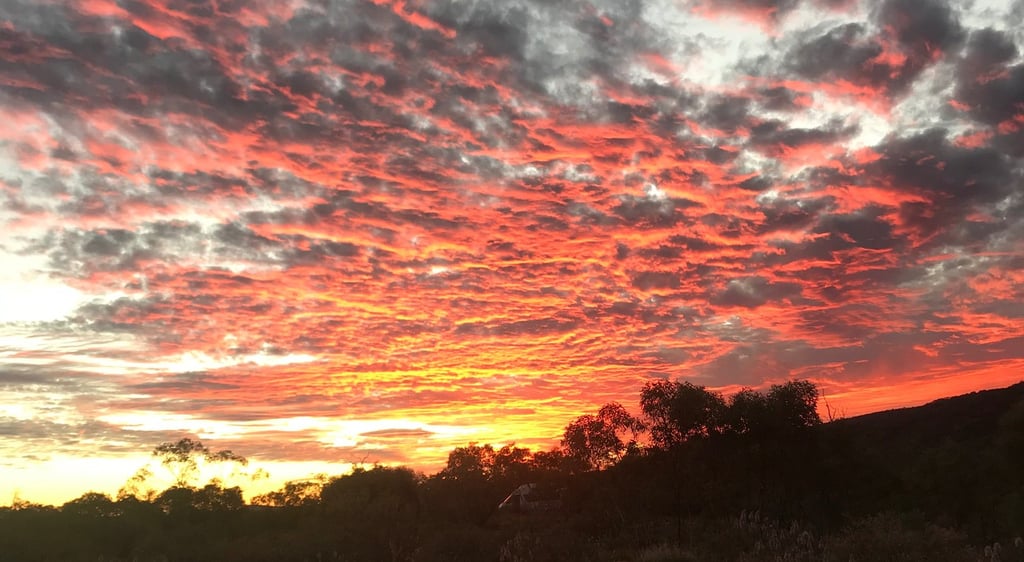 Atardecer en un viaje por el desierto australiano