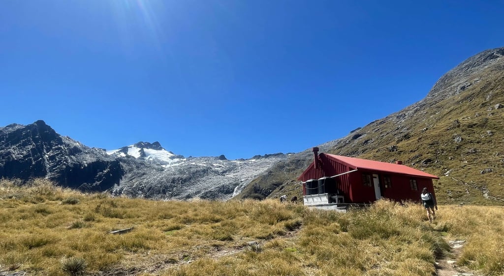 Brewster Hut y el glaciar al fondo