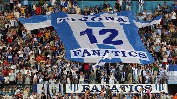 KF Tirana Fans jubeln und feiern im Selman Stërmasi Stadion während eines Fußballspiels