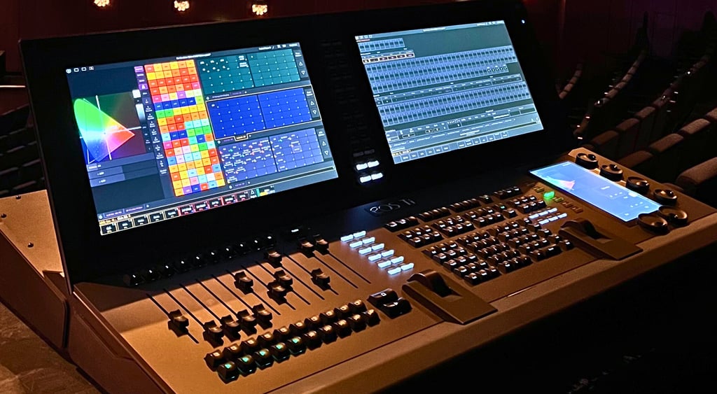 ETC Eos Ti (Titanium) Konsole von Lichtdesigner Mike Weidemann am FoH vom Wormser Stadttheater