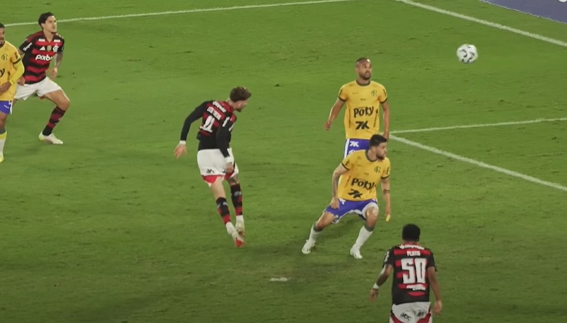 Léo Pereira em ação pelo Flamengo no Brasileirão 2025.