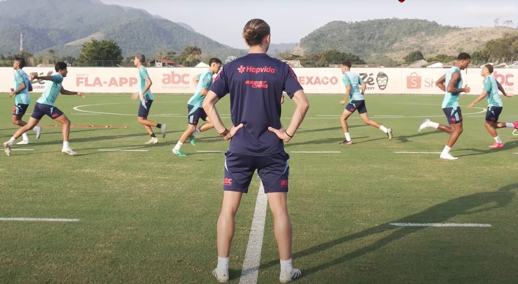 Filipe Luís comandando treino do Flamengo.