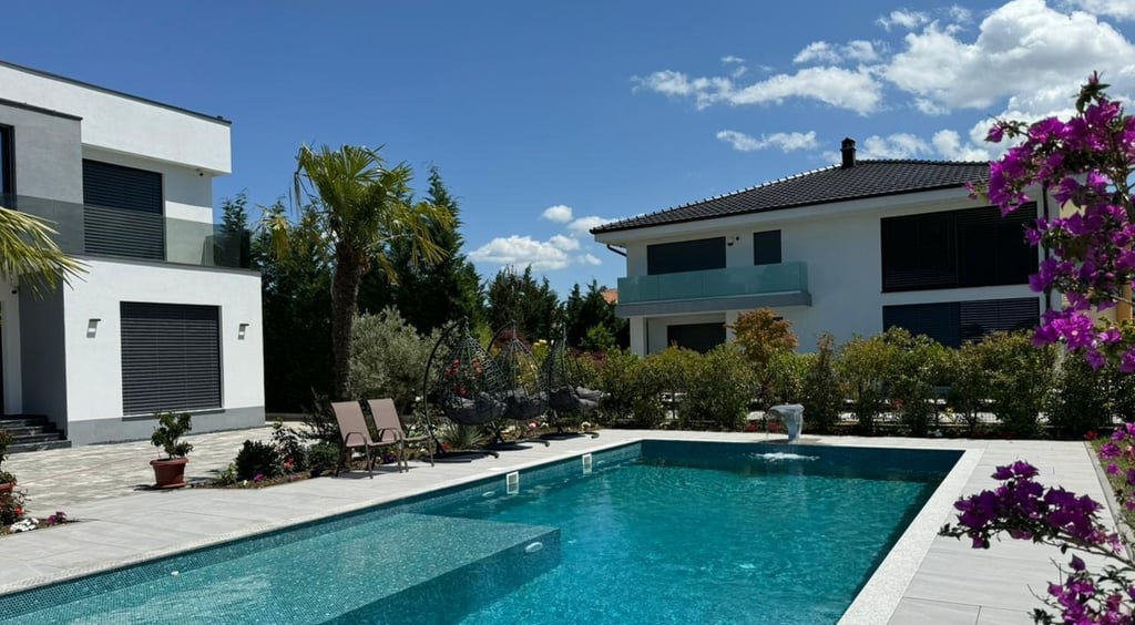 Hochwertiger Betonpool mit Mosaikfliesen – langlebig und luxuriös im eigenen Garten.“