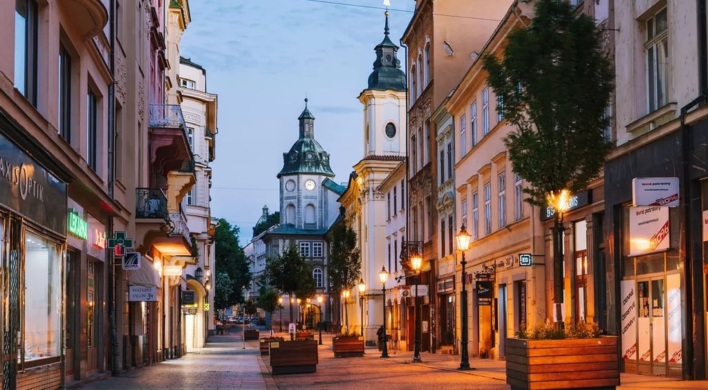 Stadtansicht von Plzeň in Tschechien mit historischen Gebäuden, Straßen und urbanem Stadtbild