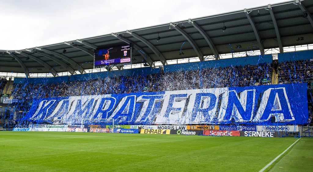 IFK Göteborg Fans im Gamla Ullevi mit Schals, Fahnen und leidenschaftlicher Stimmung auf den Tribünen