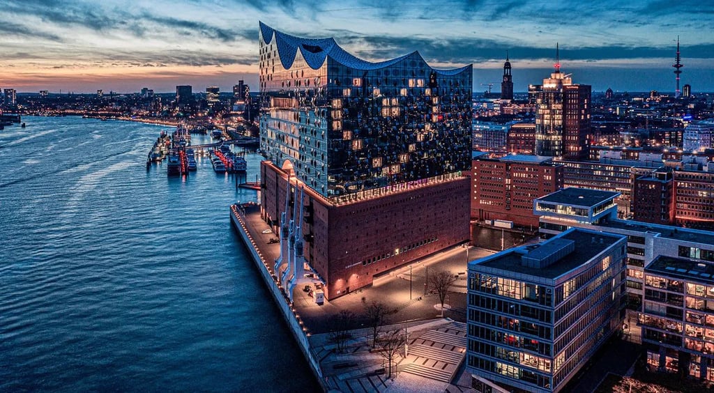 Elbphilharmonie Hamburg moderne Architektur an der Elbe mit Hafenblick