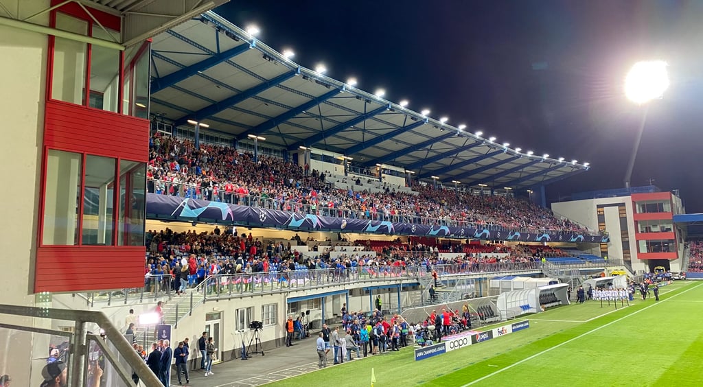 Luftaufnahme der Doosan Arena in Plzeň, Heimstadion von FC Viktoria Plzeň, mit Tribünen