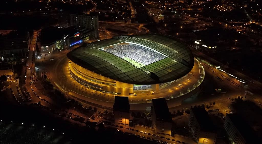 Luftaufnahme des Estádio do Dragão in Porto, Heimstadion des FC Porto, mit Tribünen und Stadiondach