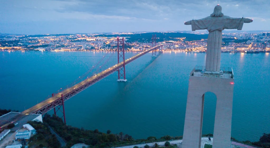 Stadtpanorama von Lissabon mit Blick auf die Ponte 25 de Abril und den Fluss Tejo