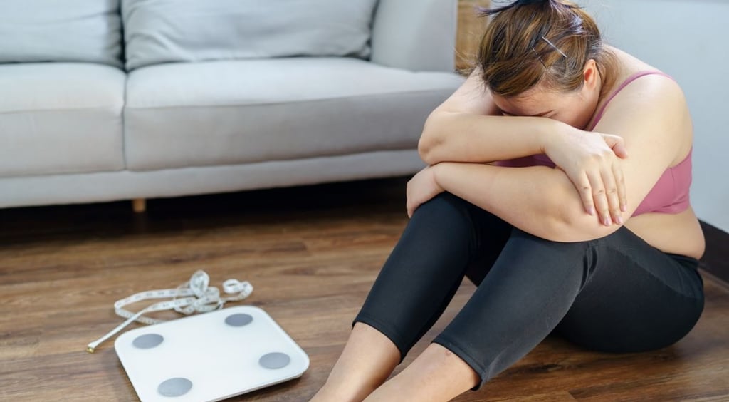 femme assise tete sur le genoux