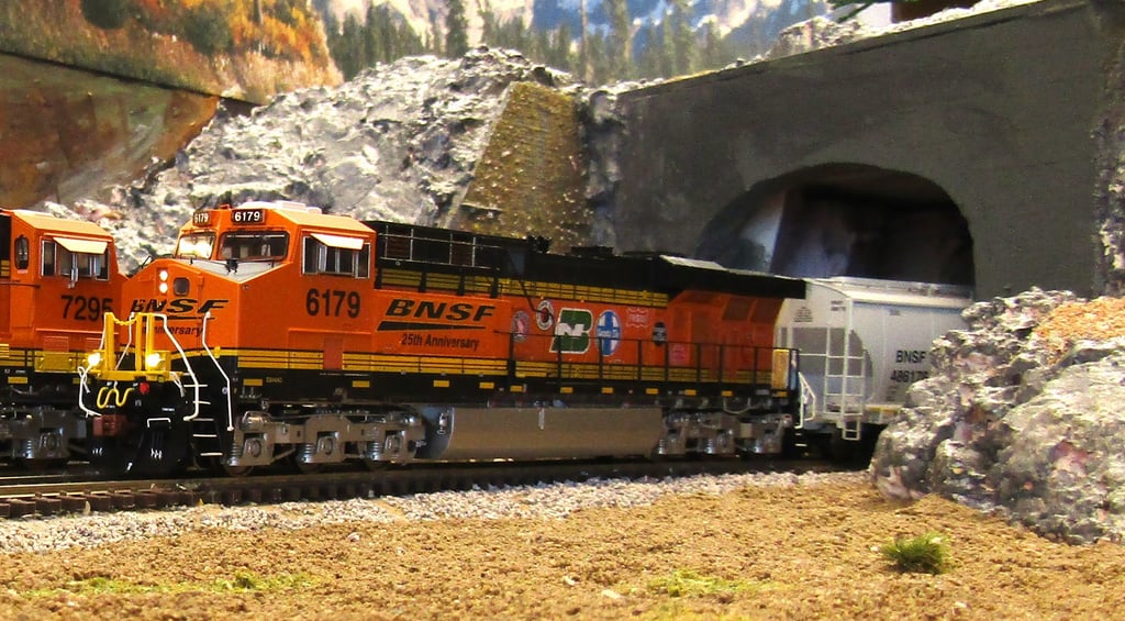 BNSF locos leaving Platte Valley
