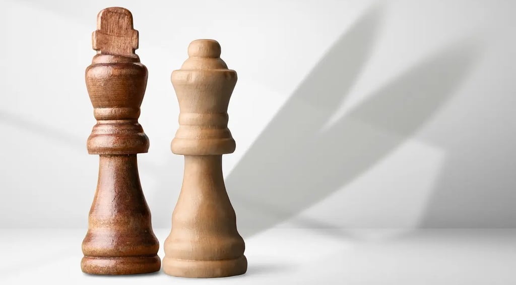 Holz-Schachfiguren als Symbol für strategische Zusammenarbeit im Partnernetzwerk von Reidelbach Immobilien.