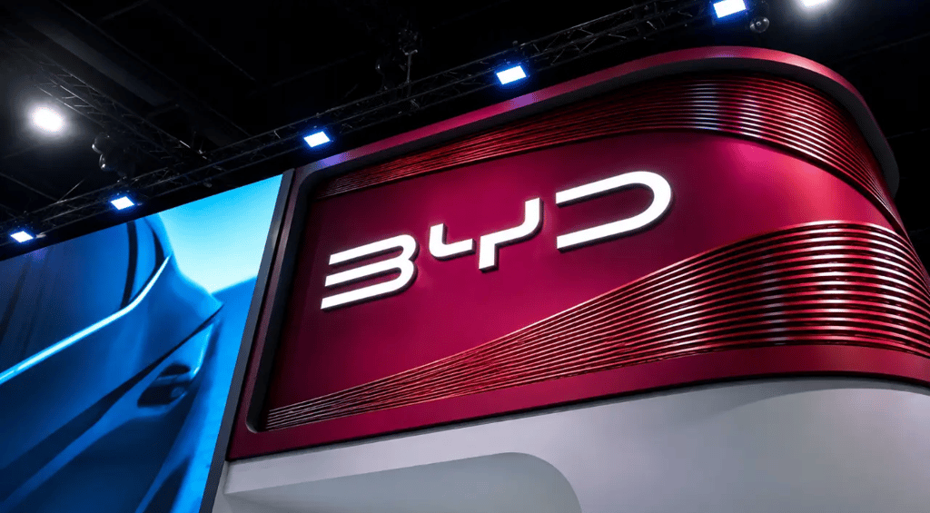 Logo da BYD em estande automotivo destacando novas tecnologias de segurança