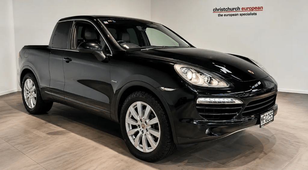 Porsche Cayenne transformado em picape preta de luxo em showroom automotivo.