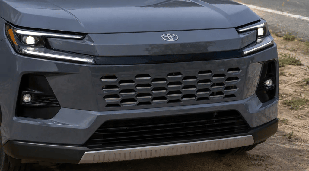 Frente da nova picape compacta da Toyota inspirada no RAV4 para rivalizar com a Ford Maverick