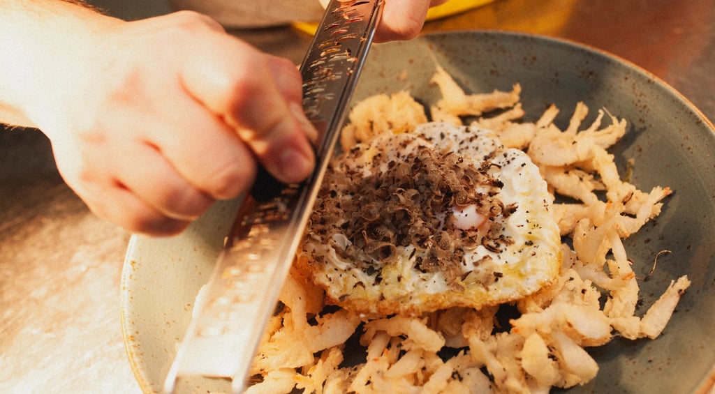 Plato de temporada de alta cocina, con trufas sobre gambas de cristal